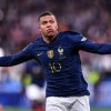 法国3-0！姆巴佩一传一射，10战狂轰13球，姆巴佩在拼抢中受伤